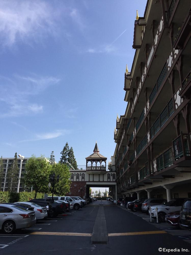 Anaheim Camelot Inn & Suites ภายนอก รูปภาพ