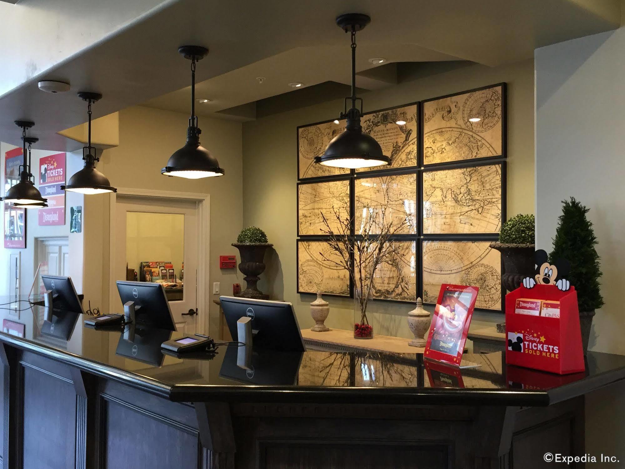 Anaheim Camelot Inn & Suites ภายนอก รูปภาพ