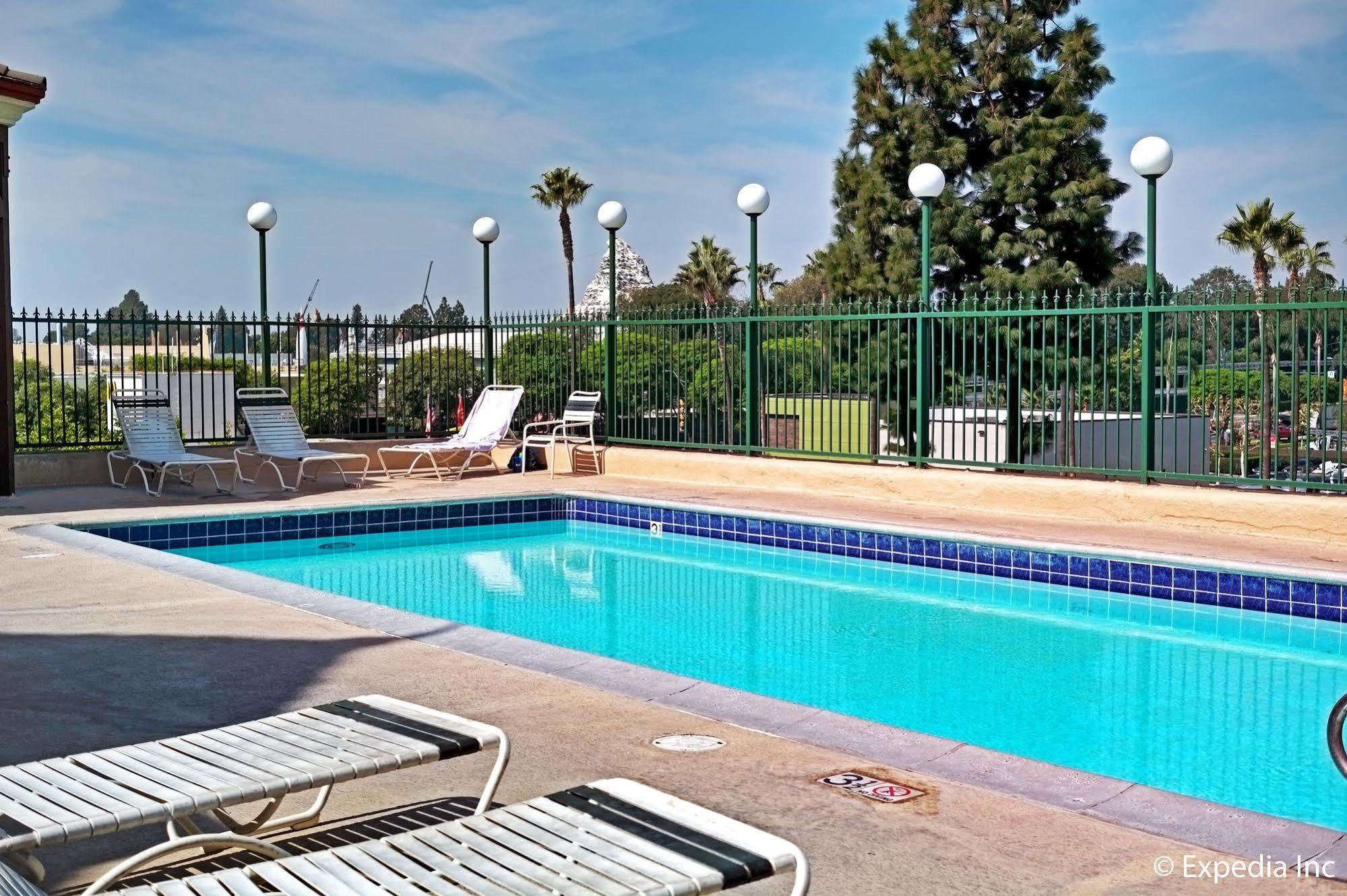 Anaheim Camelot Inn & Suites ภายนอก รูปภาพ