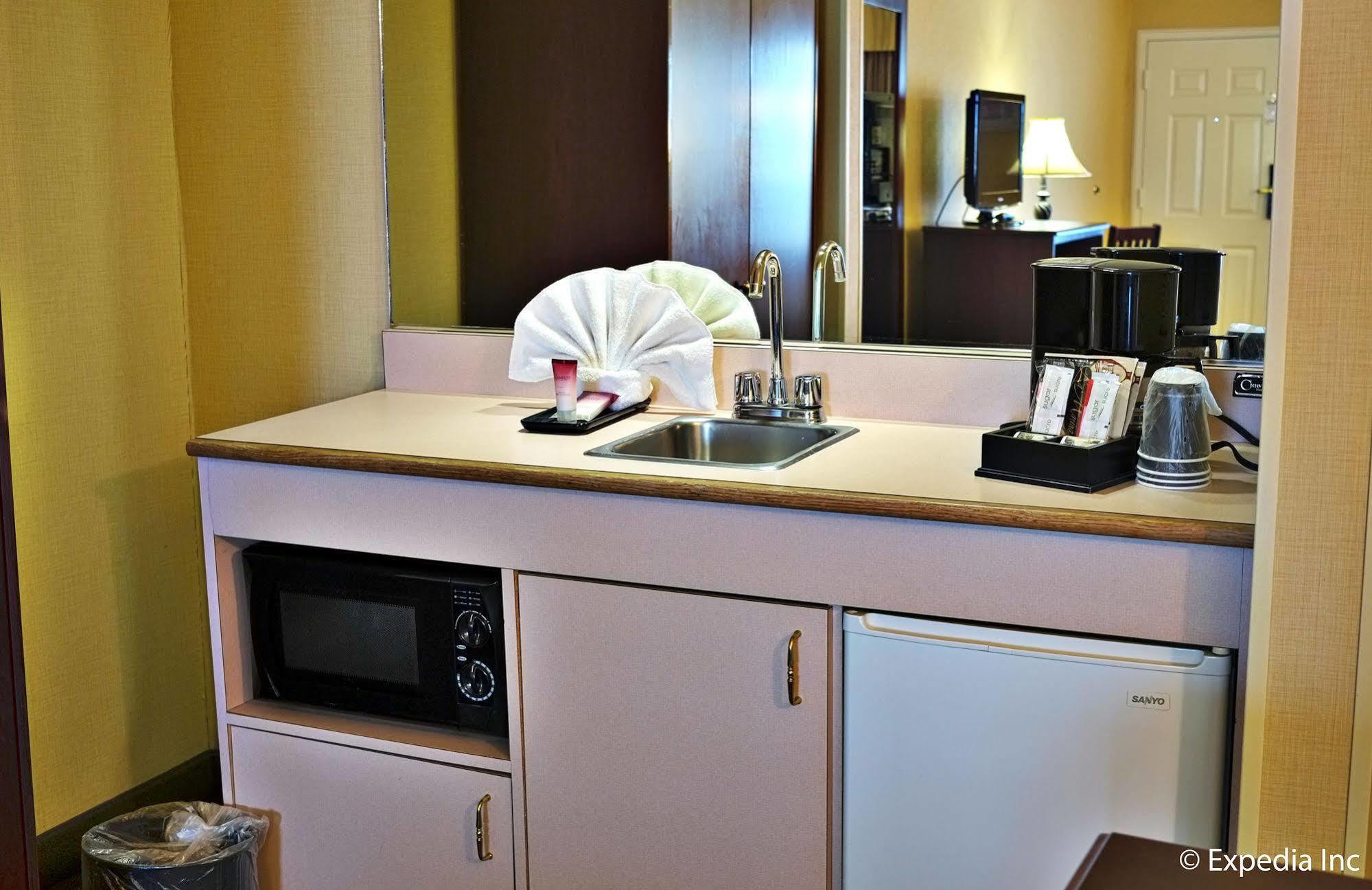 Anaheim Camelot Inn & Suites ภายนอก รูปภาพ