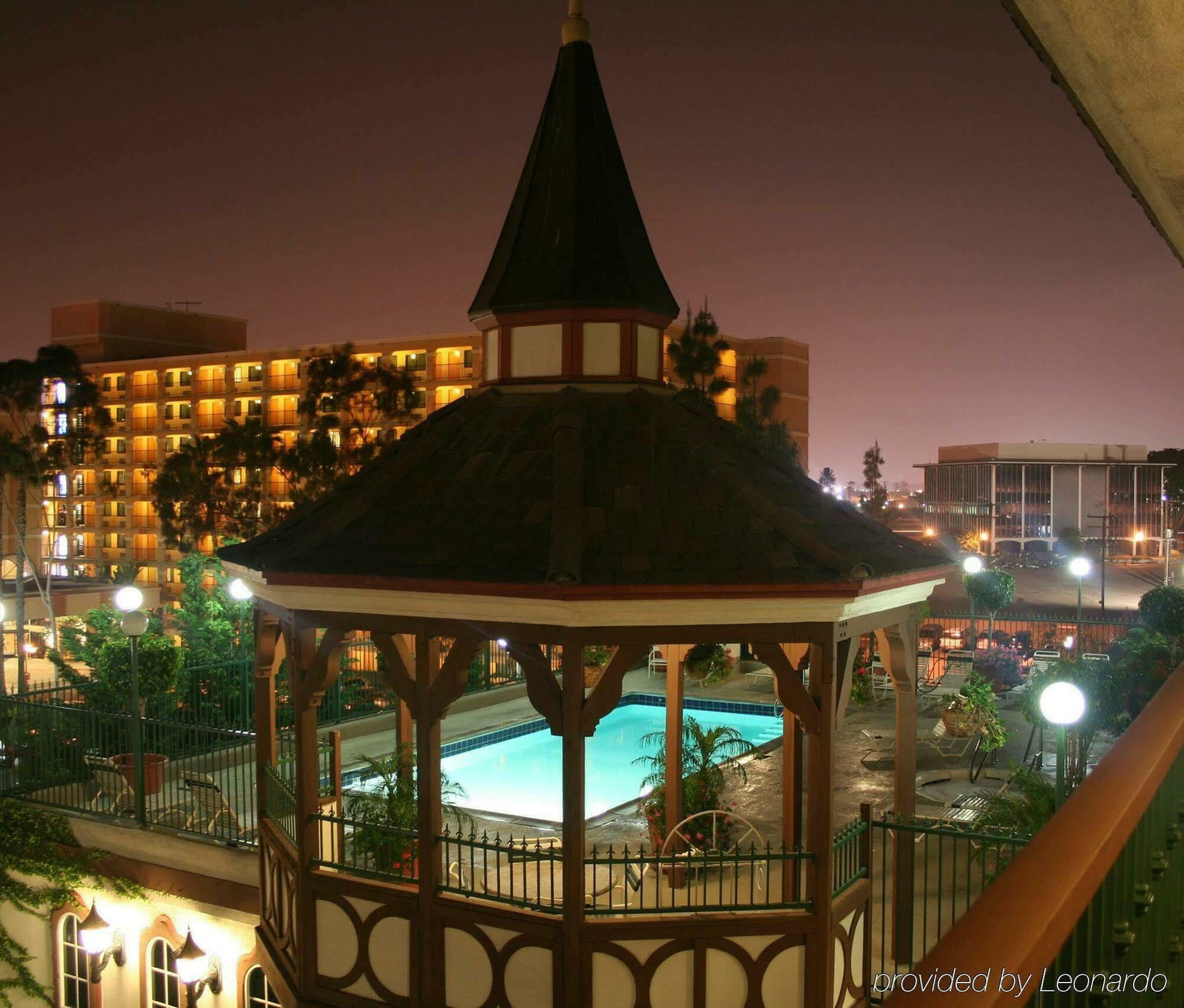 Anaheim Camelot Inn & Suites ภายนอก รูปภาพ
