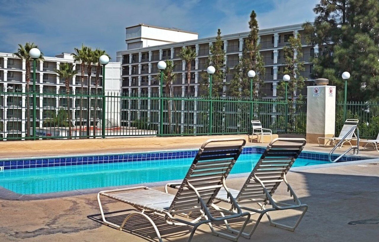 Anaheim Camelot Inn & Suites ภายนอก รูปภาพ